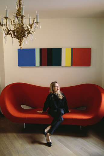 На стене: галерист Эльвира Тарноградская и одна из ее любимых картин